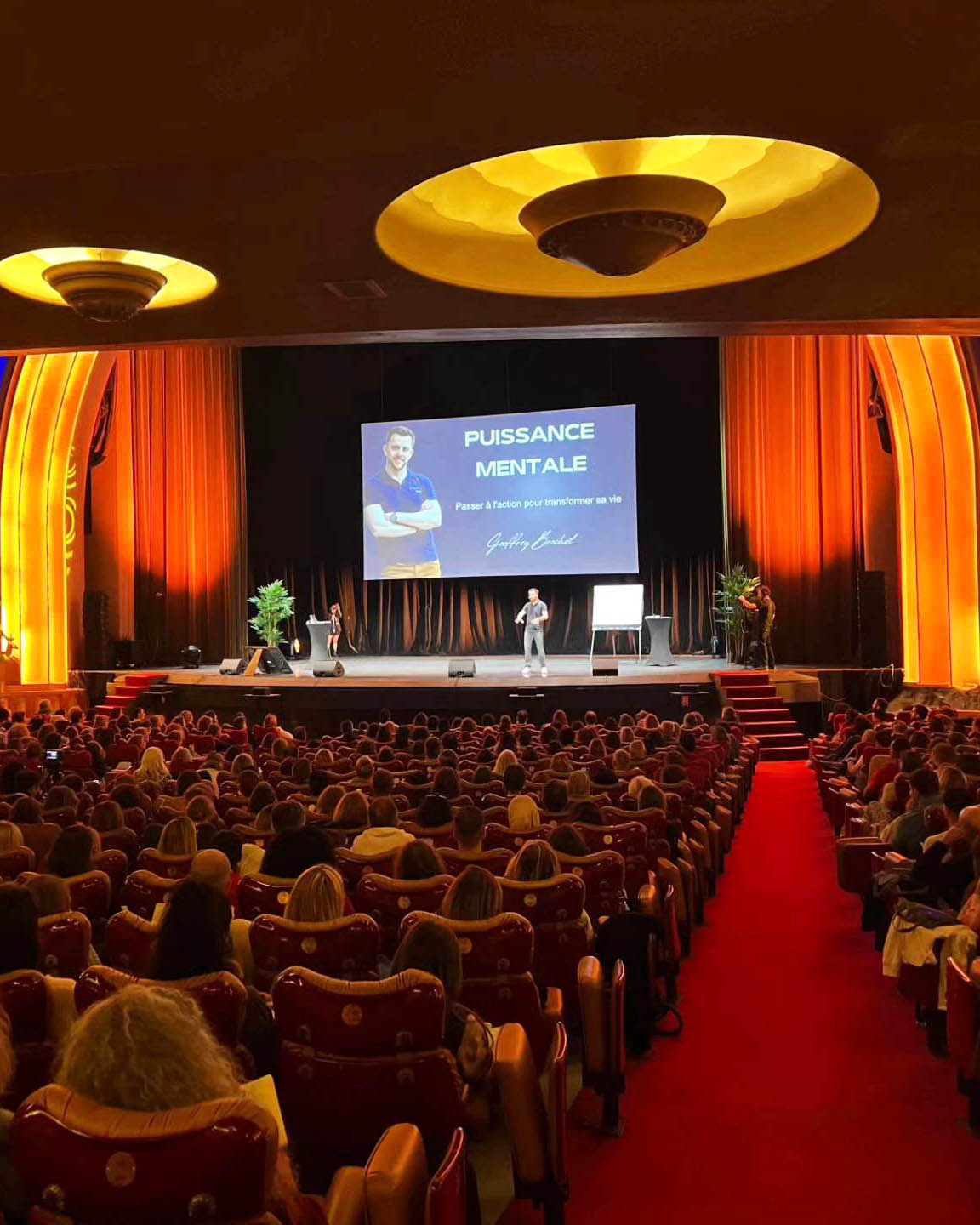 soiree-az-preparation-puissance-mentale-geoffrey-brochet-coach (3) Sur la scène mythique du Grand Rex à Paris, Geoffrey Brochet s’adresse à un public captivé. L’intensité dans sa posture, la justesse de ses mots, l’atmosphère unique de cette salle emblématique… tout y est. Ce moment incarne la puissance de son message : allier performance et humanité. Une intervention forte, authentique, qui marque les esprits et fait naître un nouvel élan chez ceux qui l’écoutent. Un vrai tournant pour les leaders de demain.