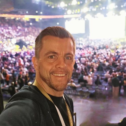 Immersion au séminaire UPW de Tony Robbins à Cologne – Geoffrey Brochet dévoile les leviers mentaux invisibles utilisés sur scène